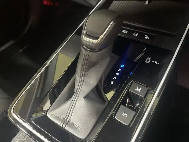 トヨタ カローラ クロス ハイブリッド Z 神奈川県 2025(令7)年 0.1千km パール 登録済未使用車/純正10.5型ディプレイオーディオ/ナビ　フルセグ　AM　FM　USB　Bluetooth　Miracast/パノラマルーフ/パノラミックビューモニターカメラ/トヨタセーフティセンス/レーダークルーズコントロール/ブラインドスポットモニター/シートヒーター前席/シートベンチレーション/ステアリングヒーター/パワーシート運転席/ハーフレザー/ETC/スマートキー/プッシュスタート/フロアマット/LEDヘッドランプ/純正18インチ/フォグランプ/オートライト/ウィンカーミラー/アイドリングストップ/プリクラッシュセーフティ/レーントレーシングアシスト/レーンディバチャーアラート/ロードサインアシスト/ドライバー異常時対応システム/ブロアクティブドライビングアシスト/発進遅れ告知機能