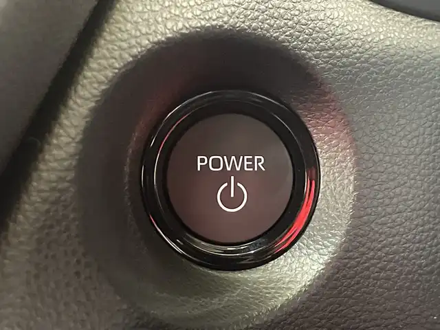 トヨタ カローラ クロス ハイブリッド Z 神奈川県 2025(令7)年 0.1千km パール 登録済未使用車/純正10.5型ディプレイオーディオ/ナビ　フルセグ　AM　FM　USB　Bluetooth　Miracast/パノラマルーフ/パノラミックビューモニターカメラ/トヨタセーフティセンス/レーダークルーズコントロール/ブラインドスポットモニター/シートヒーター前席/シートベンチレーション/ステアリングヒーター/パワーシート運転席/ハーフレザー/ETC/スマートキー/プッシュスタート/フロアマット/LEDヘッドランプ/純正18インチ/フォグランプ/オートライト/ウィンカーミラー/アイドリングストップ/プリクラッシュセーフティ/レーントレーシングアシスト/レーンディバチャーアラート/ロードサインアシスト/ドライバー異常時対応システム/ブロアクティブドライビングアシスト/発進遅れ告知機能