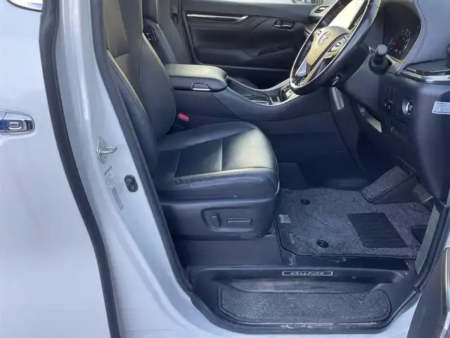 トヨタ ヴェルファイア Z Gエディション 滋賀県 2017(平29)年 7.2万km ホワイトパールクリスタルシャイン サンルーフ/フリップダウンモニター/両側パワースライドドア/社外11インチナビ【EX11Z】/（AM/FM/CD/DVD/フルセグ/Bluetooth/HDMI）/バックカメラ/ビルトインETC/電動リアゲート/トヨタセーフティセンス/・ブレーキアシスト/・プリクラッシュブレーキアシスト/・ヒルスタート（坂道発進）アシスト/・TCS（トラクションコントロールシステム）/・VDC（ビークルダイナミクスコントロール）/・車間自動制御システム/・ASCD（オートスピードコントロール装置）/・ABS（アンチロックブレーキシステム）/・バックビューモニター/・コーナー・バックセンサー（ソナー）/運転席・助手席シートヒーター/電動格納ミラー/電子パーキング/ブレーキホールド/ステアリングスイッチ/ステアリングヒーター/オートライト/LEDヘッドライト/フロントフォグ/フルオートエアコン/USB端子/プッシュスタート/スマートキー/純正アルミホイール積込