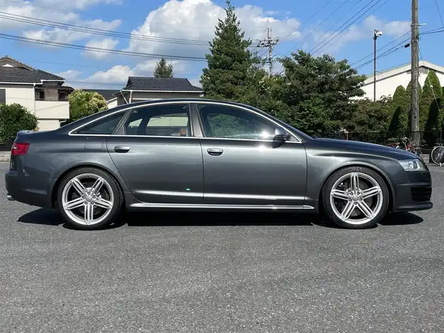 アウディ ＲＳ６ 千葉県 2010(平22)年 7.2万km デイトナグレーパールエフェクト スポーツサスペンションプラス/純正ナビ/フルセグTV/バックカメラ/BOSEサウンドシステム/サンルーフ/ホワイトレザー/パワーシート＆シートヒーター/純正20インチAW/前後コーナーセンサー/HIDヘッドライト/保証書/取扱説明書/スペアキー