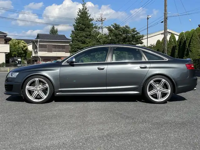 アウディ ＲＳ６ 千葉県 2010(平22)年 7.2万km デイトナグレーパールエフェクト スポーツサスペンションプラス/純正ナビ/フルセグTV/バックカメラ/BOSEサウンドシステム/サンルーフ/ホワイトレザー/パワーシート＆シートヒーター/純正20インチAW/前後コーナーセンサー/HIDヘッドライト/保証書/取扱説明書/スペアキー