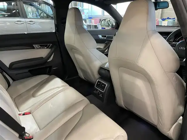 アウディ ＲＳ６ 千葉県 2010(平22)年 7.2万km デイトナグレーパールエフェクト スポーツサスペンションプラス/純正ナビ/フルセグTV/バックカメラ/BOSEサウンドシステム/サンルーフ/ホワイトレザー/パワーシート＆シートヒーター/純正20インチAW/前後コーナーセンサー/HIDヘッドライト/保証書/取扱説明書/スペアキー