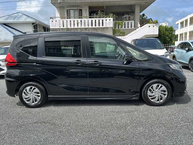 ホンダ フリード G ホンダセンシング 沖縄県 2016(平28)年 7万km クリスタルブラックパール 純正ナビ　/　（AM/FM/CD/DVD/BT）　/フルセグTV　/バックモニター　/両側パワスラ　/レーダークルーズコントロール　/LEDヘッドライト　/押しフォグ　/純正フロアマット　/スペアキー　/ETC