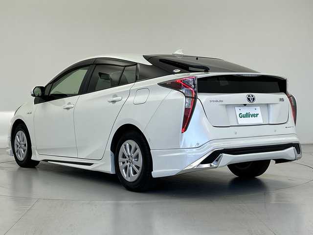 トヨタ プリウス Sセーフティプラス 愛知県 2018(平30)年 4.3万km ホワイトパールクリスタルシャイン ハイブリッド/FF/インパネCVT/純正 7インチナビ NSCD-W66/（AM/FM/CD/TV/SD/Bluetooth/AUX）/バックガイドモニター/社外フルエアロ（Front/Side/Rear-under）/ドライブレコーダー 前方/ビルトイン ETC/Toyota Safety Sense P/●プリクラッシュセーフティ［PCS］*/●レーンディパーチャーアラート［LDA］（ステアリング制御機能・ふらつき検知機能付）*/●レーダークルコン（全車速追従機能付）*/●オートハイビーム［AHB］*/・インテリジェントクリアランスソナー［巻き込み警報機能付］*/・シンプルインテリジェントパーキングアシスト*/装備/・オートエアコン/・オートライト/・LED ヘッドランプ・クリアランスランプ/・LEDフロントフォグランプ（アクセサリーランプ［薄暮灯］付）*/・オートワイパー（雨滴感応式）*/・自動防眩機能付インナーミラー*/・ステアリングスイッチ/・プッシュスタート/・スマートキーx2/・取/ナビ取/【*…『Sセーフティプラス』特別装備】