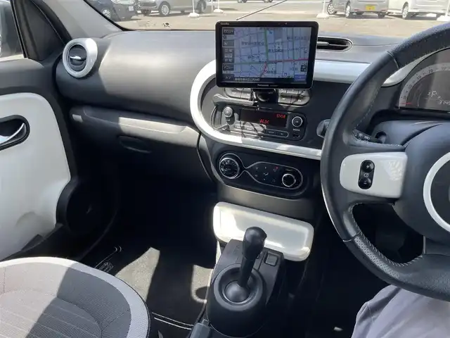 ルノー トゥインゴ インテンス 静岡県 2017(平29)年 3.2万km 白 社外ポータブルSDナビ/ドライブレコーダー/クリアランスソナー/アイドリングストップ/ECOモード/純正フロアマット/革巻ステアリング/純正15インチアルミホイール/キーレス2個/新車時保証書/取扱説明書