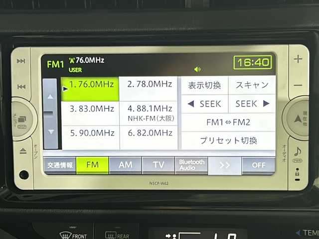 トヨタ アクア X－URBAN 沖縄県 2015(平27)年 8万km ライムホワイトパールクリスタルシャイン 禁煙車/県外仕入/純正ナビ/Ｂｌｕｅｔｏｏｔｈ/ハーフレザーシート/バックカメラ/ＡＢＳ/ＡＡＣ/純正アルミホイール/オートライト/純正フロアマット