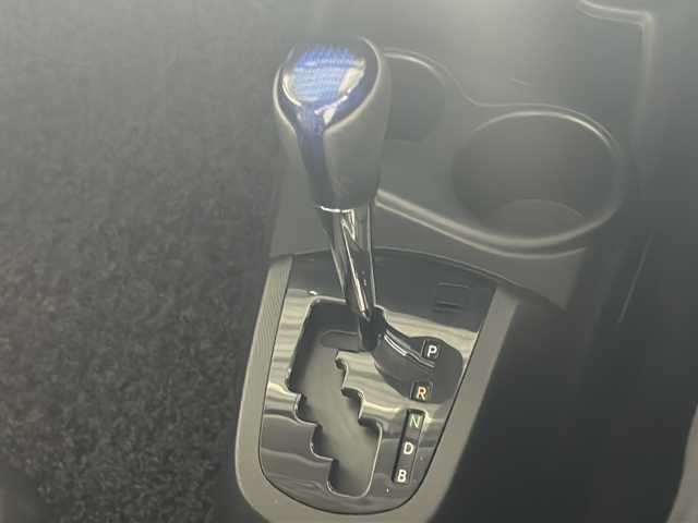トヨタ アクア X－URBAN 沖縄県 2015(平27)年 8万km ライムホワイトパールクリスタルシャイン 禁煙車/県外仕入/純正ナビ/Ｂｌｕｅｔｏｏｔｈ/ハーフレザーシート/バックカメラ/ＡＢＳ/ＡＡＣ/純正アルミホイール/オートライト/純正フロアマット