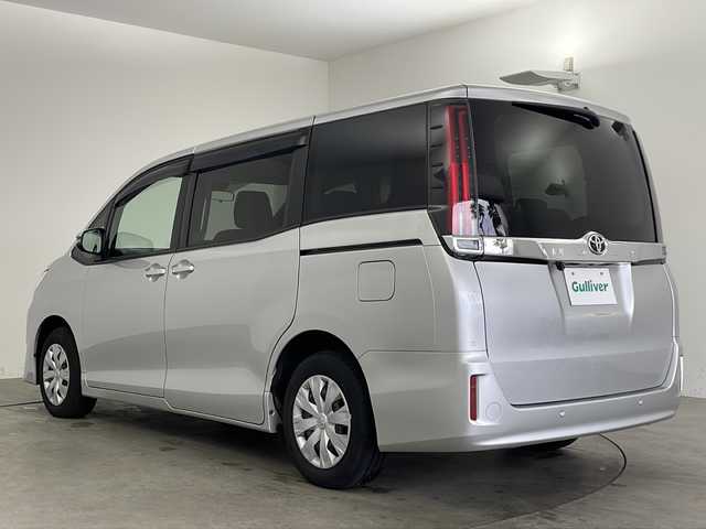 トヨタ ノア X 兵庫県 2021(令3)年 5.7万km シルバーM ・社外ナビ&Bluetooth&CD&DVD再生&TV/・バックカメラ/・パワースライドドア/・三列シート/・前後ドライブレコーダー/・クルーズコントロール/・トヨタセーフティセンス/・プリクラッシュセーフティ/・レーンキープアシスト/・オートマチックハイビーム/・アイドリングストップ/・前後コーナーセンサー/・LEDライト/・オートライト/・クルーズコントロール/・Wエアバック/・MTモード付AT/・リモコンキー/・スペアキー