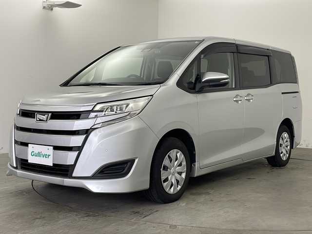 トヨタ ノア X 兵庫県 2021(令3)年 5.7万km シルバーM ・社外ナビ&Bluetooth&CD&DVD再生&TV/・バックカメラ/・パワースライドドア/・三列シート/・前後ドライブレコーダー/・クルーズコントロール/・トヨタセーフティセンス/・プリクラッシュセーフティ/・レーンキープアシスト/・オートマチックハイビーム/・アイドリングストップ/・前後コーナーセンサー/・LEDライト/・オートライト/・クルーズコントロール/・Wエアバック/・MTモード付AT/・リモコンキー/・スペアキー