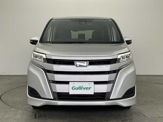 トヨタ ノア X 兵庫県 2021(令3)年 5.7万km シルバーM ・社外ナビ&Bluetooth&CD&DVD再生&TV/・バックカメラ/・パワースライドドア/・三列シート/・前後ドライブレコーダー/・クルーズコントロール/・トヨタセーフティセンス/・プリクラッシュセーフティ/・レーンキープアシスト/・オートマチックハイビーム/・アイドリングストップ/・前後コーナーセンサー/・LEDライト/・オートライト/・クルーズコントロール/・Wエアバック/・MTモード付AT/・リモコンキー/・スペアキー