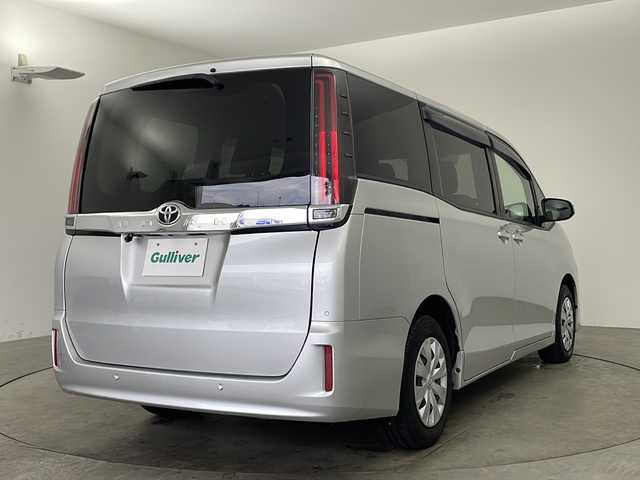 トヨタ ノア X 兵庫県 2021(令3)年 5.7万km シルバーM ・社外ナビ&Bluetooth&CD&DVD再生&TV/・バックカメラ/・パワースライドドア/・三列シート/・前後ドライブレコーダー/・クルーズコントロール/・トヨタセーフティセンス/・プリクラッシュセーフティ/・レーンキープアシスト/・オートマチックハイビーム/・アイドリングストップ/・前後コーナーセンサー/・LEDライト/・オートライト/・クルーズコントロール/・Wエアバック/・MTモード付AT/・リモコンキー/・スペアキー