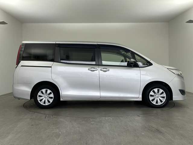 トヨタ ノア X 兵庫県 2021(令3)年 5.7万km シルバーM ・社外ナビ&Bluetooth&CD&DVD再生&TV/・バックカメラ/・パワースライドドア/・三列シート/・前後ドライブレコーダー/・クルーズコントロール/・トヨタセーフティセンス/・プリクラッシュセーフティ/・レーンキープアシスト/・オートマチックハイビーム/・アイドリングストップ/・前後コーナーセンサー/・LEDライト/・オートライト/・クルーズコントロール/・Wエアバック/・MTモード付AT/・リモコンキー/・スペアキー