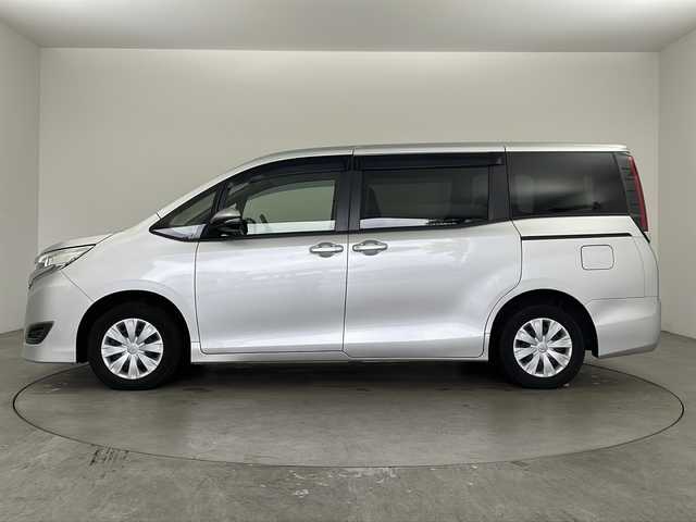 トヨタ ノア X 兵庫県 2021(令3)年 5.7万km シルバーM ・社外ナビ&Bluetooth&CD&DVD再生&TV/・バックカメラ/・パワースライドドア/・三列シート/・前後ドライブレコーダー/・クルーズコントロール/・トヨタセーフティセンス/・プリクラッシュセーフティ/・レーンキープアシスト/・オートマチックハイビーム/・アイドリングストップ/・前後コーナーセンサー/・LEDライト/・オートライト/・クルーズコントロール/・Wエアバック/・MTモード付AT/・リモコンキー/・スペアキー
