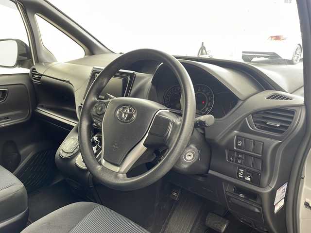 トヨタ ノア X 兵庫県 2021(令3)年 5.7万km シルバーM ・社外ナビ&Bluetooth&CD&DVD再生&TV/・バックカメラ/・パワースライドドア/・三列シート/・前後ドライブレコーダー/・クルーズコントロール/・トヨタセーフティセンス/・プリクラッシュセーフティ/・レーンキープアシスト/・オートマチックハイビーム/・アイドリングストップ/・前後コーナーセンサー/・LEDライト/・オートライト/・クルーズコントロール/・Wエアバック/・MTモード付AT/・リモコンキー/・スペアキー