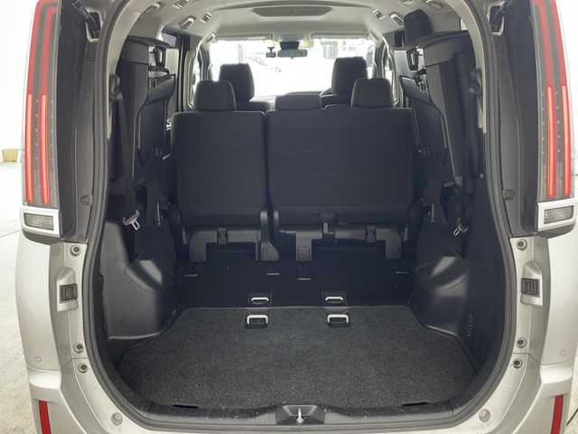 トヨタ ノア X 兵庫県 2021(令3)年 5.7万km シルバーM ・社外ナビ&Bluetooth&CD&DVD再生&TV/・バックカメラ/・パワースライドドア/・三列シート/・前後ドライブレコーダー/・クルーズコントロール/・トヨタセーフティセンス/・プリクラッシュセーフティ/・レーンキープアシスト/・オートマチックハイビーム/・アイドリングストップ/・前後コーナーセンサー/・LEDライト/・オートライト/・クルーズコントロール/・Wエアバック/・MTモード付AT/・リモコンキー/・スペアキー