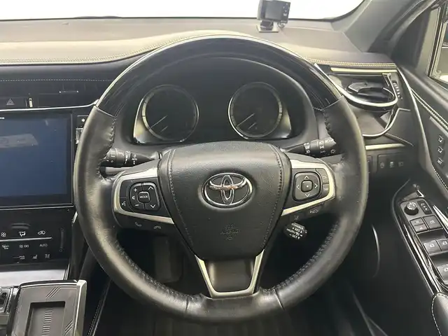 トヨタ ハリアー プレミアム メタル&レザーP 兵庫県 2018(平30)年 8.6万km ホワイトパールクリスタルシャイン 社外ナビ（EX10Z）/（フルセグ/CD/DVD/SD/Bluetooth）/バックカメラ/ETC/前方ドライブレコーダー/パワーバックドア/サンルーフ/メモリ付きパワーシート/シートヒーター・エアシート（D/N席）/レーダークルーズコントロール/前後コーナーセンサー/純正18インチアルミホイール/純正マット・バイザー