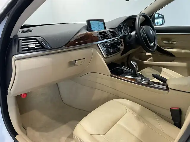 ＢＭＷ ４３０ｉ グランクーペ ラグジュアリー 愛知県 2017(平29)年 5.6万km ミネラルホワイト ベージュレザーシート　/ＨＵＤ　/ｉＤｒｉｖｅＨＤＤナビ　/Ｂｌｕｅｔｏｏｔｈ　/フルセグＴＶ　/バックカメラ　/シートヒーター/ＡＣＣ　/ＬＫＡ　/ＬＤＷ　/ＢＳＭ　/パワーシート　/パワーテールゲート　/ミラー型ＥＴＣ/コーナーセンサー/プッシュスタート/ウィンカーミラー/アイドリングストップ