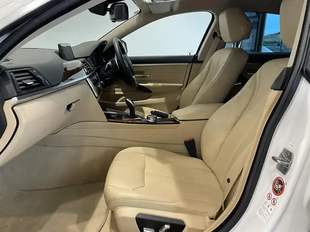 ＢＭＷ ４３０ｉ グランクーペ ラグジュアリー 愛知県 2017(平29)年 5.6万km ミネラルホワイト ベージュレザーシート　/ＨＵＤ　/ｉＤｒｉｖｅＨＤＤナビ　/Ｂｌｕｅｔｏｏｔｈ　/フルセグＴＶ　/バックカメラ　/シートヒーター/ＡＣＣ　/ＬＫＡ　/ＬＤＷ　/ＢＳＭ　/パワーシート　/パワーテールゲート　/ミラー型ＥＴＣ/コーナーセンサー/プッシュスタート/ウィンカーミラー/アイドリングストップ