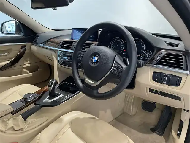 ＢＭＷ ４３０ｉ グランクーペ ラグジュアリー 愛知県 2017(平29)年 5.6万km ミネラルホワイト ベージュレザーシート　/ＨＵＤ　/ｉＤｒｉｖｅＨＤＤナビ　/Ｂｌｕｅｔｏｏｔｈ　/フルセグＴＶ　/バックカメラ　/シートヒーター/ＡＣＣ　/ＬＫＡ　/ＬＤＷ　/ＢＳＭ　/パワーシート　/パワーテールゲート　/ミラー型ＥＴＣ/コーナーセンサー/プッシュスタート/ウィンカーミラー/アイドリングストップ