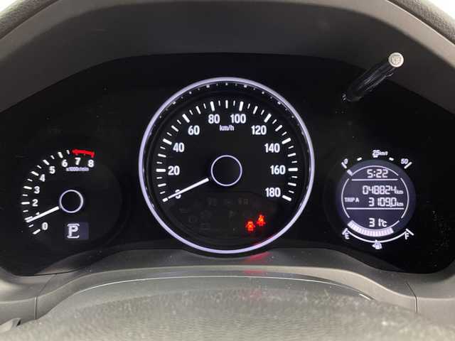 ホンダ ヴェゼル S 鹿児島県 2015(平27)年 4.9万km ホワイトオーキッドパール ワンオーナー/純正ナビ【NR-MZ33】/（フルセグ/CD/DVD/Bluetooth）/バックカメラ/シティーブレーキアクティブシステム/アイドリングストップ/前席シートヒーター/ETC/クルーズコントロール/純正17インチAW/ルーフレール/プッシュスタートボタン/パドルシフト付き革巻きハンドル/オートライト/純正LEDヘッドライト/フォグランプ/ターンランプ付電動格納ドアミラー/純正フロアマット/取扱説明書/ナビ取扱説明書/新車時保証書
