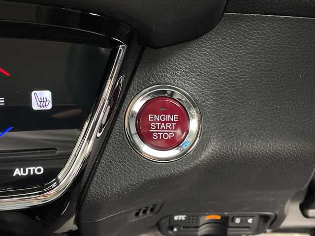 ホンダ ヴェゼル S 鹿児島県 2015(平27)年 4.9万km ホワイトオーキッドパール ワンオーナー/純正ナビ【NR-MZ33】/（フルセグ/CD/DVD/Bluetooth）/バックカメラ/シティーブレーキアクティブシステム/アイドリングストップ/前席シートヒーター/ETC/クルーズコントロール/純正17インチAW/ルーフレール/プッシュスタートボタン/パドルシフト付き革巻きハンドル/オートライト/純正LEDヘッドライト/フォグランプ/ターンランプ付電動格納ドアミラー/純正フロアマット/取扱説明書/ナビ取扱説明書/新車時保証書