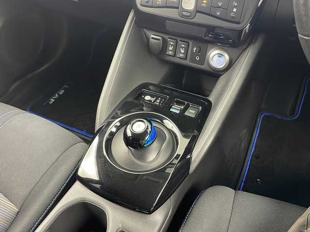 日産 リーフ X 10万台記念車 岐阜県 2018(平30)年 2.8万km ブリリアントホワイトパール 純正SDナビ/（CD/TV/Bluetooth）/バックカメラ/プロパイロット/インテリジェントクルーズコントロール/前方ドライブレコーダー/前席シートヒーター/ステアリングスイッチ/ステアリングヒーター/ETC/スマートキー/スペアキー