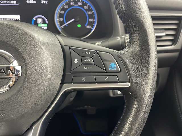 日産 リーフ X 10万台記念車 岐阜県 2018(平30)年 2.8万km ブリリアントホワイトパール 純正SDナビ/（CD/TV/Bluetooth）/バックカメラ/プロパイロット/インテリジェントクルーズコントロール/前方ドライブレコーダー/前席シートヒーター/ステアリングスイッチ/ステアリングヒーター/ETC/スマートキー/スペアキー