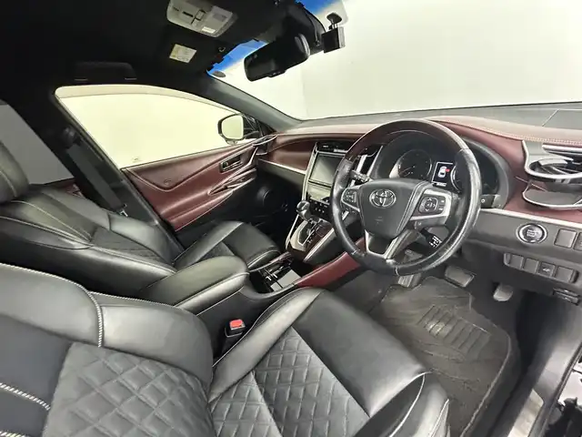 トヨタ ハリアー プレミアム 道央・札幌 2017(平29)年 5.9万km ブラック ・４WD/・フルエアロ/・純正メモリナビ/・バックカメラ/・パワーバックドア/・ＢＴ＆ＣＤ＆ＤＶＤ＆フルセグＴＶ/・横滑り防止機能/・レーンアシスト/・クルーズコントロール/・ＥＴＣ２．０/・パワーシート/・オートライト/・オートハイビーム/・LEDヘッドライト/・ドアロック連動ミラー/・ステアリングスイッチ/・ウッドコンビパベル/・社外フロアマット/・オートエアコン/・スマートキー＆プッシュスタート/・ハーフレザーシート