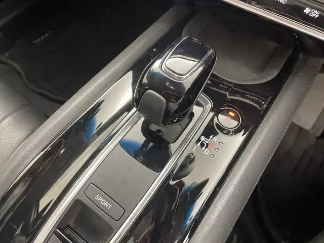 ホンダ ヴェゼル ハイブリッド Z ホンダセンシング 群馬県 2019(令1)年 5.5万km プラチナホワイトパール 純正８型ナビ　バックカメラ　アダプティブクルーズコントロール　レーンキープアシスト　衝突被害軽減ブレーキ　シートヒーター　ＬＥＤヘッドライト　ドライブレコーダー　ＥＴＣ　純正アルミホイール　禁煙車