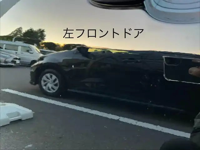 トヨタ ヤリス X 三重県 2022(令4)年 5.6万km ブラック 純正7インチディスプレイオーディオ/（ナビ/FM/AM/Bluetooth/USB/Miracast)/ETC/バックカメラ/スマートエントリー/スタートシステム/トヨタセーフティセンス（衝突回避支援パッケージ）/・プリクラッシュセフティ/・レーンディパーチャーアラート/・オートマチックハイビーム/・ロードサインアシスト/・セカンダリーコリジョンブレーキ/・先行車発進告知機能/ステアリングスイッチ/ヘッドレスト一体型ブラックファブリックシート/シートリフター(運転席)/電動格納ミラー/フロアマット/スペアタイヤ