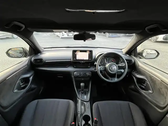 トヨタ ヤリス X 三重県 2022(令4)年 5.6万km ブラック 純正7インチディスプレイオーディオ/（ナビ/FM/AM/Bluetooth/USB/Miracast)/ETC/バックカメラ/スマートエントリー/スタートシステム/トヨタセーフティセンス（衝突回避支援パッケージ）/・プリクラッシュセフティ/・レーンディパーチャーアラート/・オートマチックハイビーム/・ロードサインアシスト/・セカンダリーコリジョンブレーキ/・先行車発進告知機能/ステアリングスイッチ/ヘッドレスト一体型ブラックファブリックシート/シートリフター(運転席)/電動格納ミラー/フロアマット/スペアタイヤ