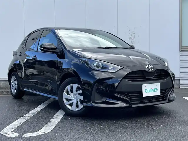 トヨタ ヤリス X 三重県 2022(令4)年 5.6万km ブラック 純正7インチディスプレイオーディオ/（ナビ/FM/AM/Bluetooth/USB/Miracast)/ETC/バックカメラ/スマートエントリー/スタートシステム/トヨタセーフティセンス（衝突回避支援パッケージ）/・プリクラッシュセフティ/・レーンディパーチャーアラート/・オートマチックハイビーム/・ロードサインアシスト/・セカンダリーコリジョンブレーキ/・先行車発進告知機能/ステアリングスイッチ/ヘッドレスト一体型ブラックファブリックシート/シートリフター(運転席)/電動格納ミラー/フロアマット/スペアタイヤ