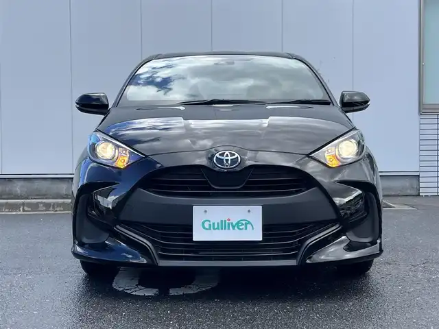 トヨタ ヤリス X 三重県 2022(令4)年 5.6万km ブラック 純正7インチディスプレイオーディオ/（ナビ/FM/AM/Bluetooth/USB/Miracast)/ETC/バックカメラ/スマートエントリー/スタートシステム/トヨタセーフティセンス（衝突回避支援パッケージ）/・プリクラッシュセフティ/・レーンディパーチャーアラート/・オートマチックハイビーム/・ロードサインアシスト/・セカンダリーコリジョンブレーキ/・先行車発進告知機能/ステアリングスイッチ/ヘッドレスト一体型ブラックファブリックシート/シートリフター(運転席)/電動格納ミラー/フロアマット/スペアタイヤ