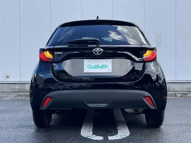 トヨタ ヤリス X 三重県 2022(令4)年 5.6万km ブラック 純正7インチディスプレイオーディオ/（ナビ/FM/AM/Bluetooth/USB/Miracast)/ETC/バックカメラ/スマートエントリー/スタートシステム/トヨタセーフティセンス（衝突回避支援パッケージ）/・プリクラッシュセフティ/・レーンディパーチャーアラート/・オートマチックハイビーム/・ロードサインアシスト/・セカンダリーコリジョンブレーキ/・先行車発進告知機能/ステアリングスイッチ/ヘッドレスト一体型ブラックファブリックシート/シートリフター(運転席)/電動格納ミラー/フロアマット/スペアタイヤ