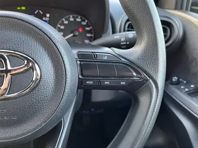 トヨタ ヤリス X 三重県 2022(令4)年 5.6万km ブラック 純正7インチディスプレイオーディオ/（ナビ/FM/AM/Bluetooth/USB/Miracast)/ETC/バックカメラ/スマートエントリー/スタートシステム/トヨタセーフティセンス（衝突回避支援パッケージ）/・プリクラッシュセフティ/・レーンディパーチャーアラート/・オートマチックハイビーム/・ロードサインアシスト/・セカンダリーコリジョンブレーキ/・先行車発進告知機能/ステアリングスイッチ/ヘッドレスト一体型ブラックファブリックシート/シートリフター(運転席)/電動格納ミラー/フロアマット/スペアタイヤ