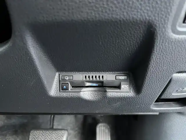 トヨタ ヤリス X 三重県 2022(令4)年 5.6万km ブラック 純正7インチディスプレイオーディオ/（ナビ/FM/AM/Bluetooth/USB/Miracast)/ETC/バックカメラ/スマートエントリー/スタートシステム/トヨタセーフティセンス（衝突回避支援パッケージ）/・プリクラッシュセフティ/・レーンディパーチャーアラート/・オートマチックハイビーム/・ロードサインアシスト/・セカンダリーコリジョンブレーキ/・先行車発進告知機能/ステアリングスイッチ/ヘッドレスト一体型ブラックファブリックシート/シートリフター(運転席)/電動格納ミラー/フロアマット/スペアタイヤ