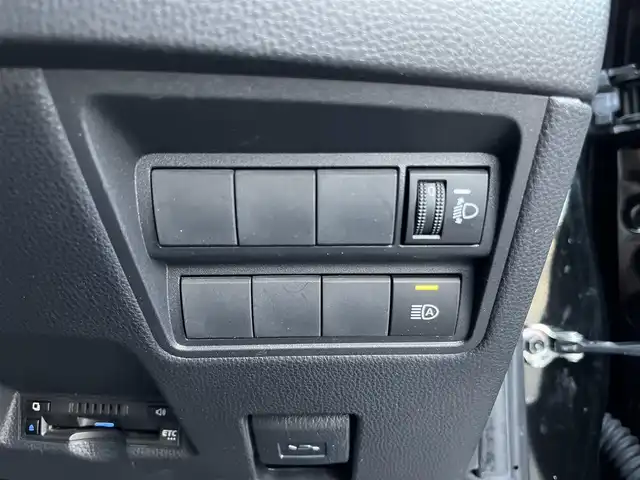 トヨタ ヤリス X 三重県 2022(令4)年 5.6万km ブラック 純正7インチディスプレイオーディオ/（ナビ/FM/AM/Bluetooth/USB/Miracast)/ETC/バックカメラ/スマートエントリー/スタートシステム/トヨタセーフティセンス（衝突回避支援パッケージ）/・プリクラッシュセフティ/・レーンディパーチャーアラート/・オートマチックハイビーム/・ロードサインアシスト/・セカンダリーコリジョンブレーキ/・先行車発進告知機能/ステアリングスイッチ/ヘッドレスト一体型ブラックファブリックシート/シートリフター(運転席)/電動格納ミラー/フロアマット/スペアタイヤ