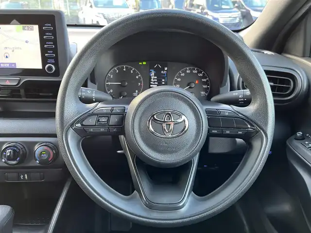 トヨタ ヤリス X 三重県 2022(令4)年 5.6万km ブラック 純正7インチディスプレイオーディオ/（ナビ/FM/AM/Bluetooth/USB/Miracast)/ETC/バックカメラ/スマートエントリー/スタートシステム/トヨタセーフティセンス（衝突回避支援パッケージ）/・プリクラッシュセフティ/・レーンディパーチャーアラート/・オートマチックハイビーム/・ロードサインアシスト/・セカンダリーコリジョンブレーキ/・先行車発進告知機能/ステアリングスイッチ/ヘッドレスト一体型ブラックファブリックシート/シートリフター(運転席)/電動格納ミラー/フロアマット/スペアタイヤ