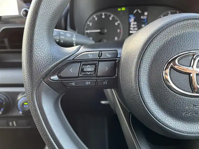 トヨタ ヤリス X 三重県 2022(令4)年 5.6万km ブラック 純正7インチディスプレイオーディオ/（ナビ/FM/AM/Bluetooth/USB/Miracast)/ETC/バックカメラ/スマートエントリー/スタートシステム/トヨタセーフティセンス（衝突回避支援パッケージ）/・プリクラッシュセフティ/・レーンディパーチャーアラート/・オートマチックハイビーム/・ロードサインアシスト/・セカンダリーコリジョンブレーキ/・先行車発進告知機能/ステアリングスイッチ/ヘッドレスト一体型ブラックファブリックシート/シートリフター(運転席)/電動格納ミラー/フロアマット/スペアタイヤ