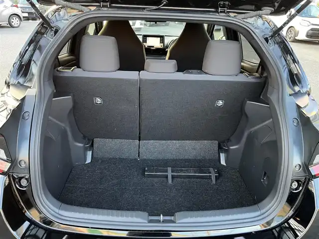 トヨタ ヤリス X 三重県 2022(令4)年 5.6万km ブラック 純正7インチディスプレイオーディオ/（ナビ/FM/AM/Bluetooth/USB/Miracast)/ETC/バックカメラ/スマートエントリー/スタートシステム/トヨタセーフティセンス（衝突回避支援パッケージ）/・プリクラッシュセフティ/・レーンディパーチャーアラート/・オートマチックハイビーム/・ロードサインアシスト/・セカンダリーコリジョンブレーキ/・先行車発進告知機能/ステアリングスイッチ/ヘッドレスト一体型ブラックファブリックシート/シートリフター(運転席)/電動格納ミラー/フロアマット/スペアタイヤ