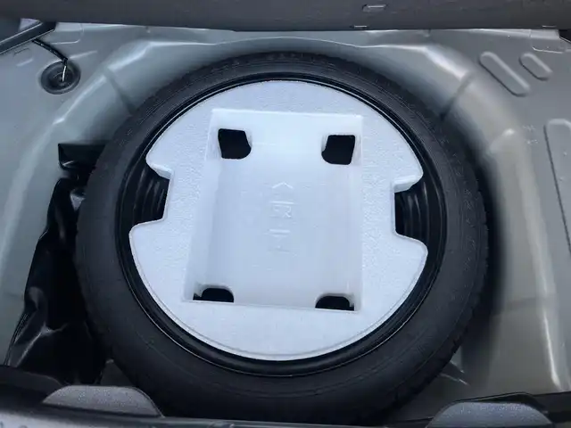 トヨタ ヤリス X 三重県 2022(令4)年 5.6万km ブラック 純正7インチディスプレイオーディオ/（ナビ/FM/AM/Bluetooth/USB/Miracast)/ETC/バックカメラ/スマートエントリー/スタートシステム/トヨタセーフティセンス（衝突回避支援パッケージ）/・プリクラッシュセフティ/・レーンディパーチャーアラート/・オートマチックハイビーム/・ロードサインアシスト/・セカンダリーコリジョンブレーキ/・先行車発進告知機能/ステアリングスイッチ/ヘッドレスト一体型ブラックファブリックシート/シートリフター(運転席)/電動格納ミラー/フロアマット/スペアタイヤ