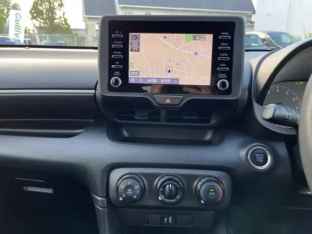 トヨタ ヤリス X 三重県 2022(令4)年 5.6万km ブラック 純正7インチディスプレイオーディオ/（ナビ/FM/AM/Bluetooth/USB/Miracast)/ETC/バックカメラ/スマートエントリー/スタートシステム/トヨタセーフティセンス（衝突回避支援パッケージ）/・プリクラッシュセフティ/・レーンディパーチャーアラート/・オートマチックハイビーム/・ロードサインアシスト/・セカンダリーコリジョンブレーキ/・先行車発進告知機能/ステアリングスイッチ/ヘッドレスト一体型ブラックファブリックシート/シートリフター(運転席)/電動格納ミラー/フロアマット/スペアタイヤ