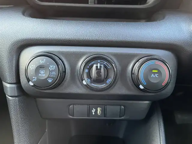 トヨタ ヤリス X 三重県 2022(令4)年 5.6万km ブラック 純正7インチディスプレイオーディオ/（ナビ/FM/AM/Bluetooth/USB/Miracast)/ETC/バックカメラ/スマートエントリー/スタートシステム/トヨタセーフティセンス（衝突回避支援パッケージ）/・プリクラッシュセフティ/・レーンディパーチャーアラート/・オートマチックハイビーム/・ロードサインアシスト/・セカンダリーコリジョンブレーキ/・先行車発進告知機能/ステアリングスイッチ/ヘッドレスト一体型ブラックファブリックシート/シートリフター(運転席)/電動格納ミラー/フロアマット/スペアタイヤ