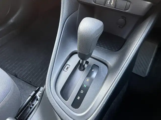 トヨタ ヤリス X 三重県 2022(令4)年 5.6万km ブラック 純正7インチディスプレイオーディオ/（ナビ/FM/AM/Bluetooth/USB/Miracast)/ETC/バックカメラ/スマートエントリー/スタートシステム/トヨタセーフティセンス（衝突回避支援パッケージ）/・プリクラッシュセフティ/・レーンディパーチャーアラート/・オートマチックハイビーム/・ロードサインアシスト/・セカンダリーコリジョンブレーキ/・先行車発進告知機能/ステアリングスイッチ/ヘッドレスト一体型ブラックファブリックシート/シートリフター(運転席)/電動格納ミラー/フロアマット/スペアタイヤ