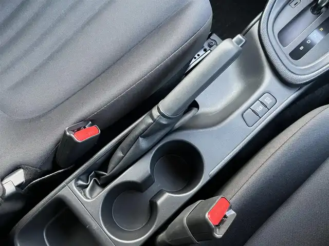 トヨタ ヤリス X 三重県 2022(令4)年 5.6万km ブラック 純正7インチディスプレイオーディオ/（ナビ/FM/AM/Bluetooth/USB/Miracast)/ETC/バックカメラ/スマートエントリー/スタートシステム/トヨタセーフティセンス（衝突回避支援パッケージ）/・プリクラッシュセフティ/・レーンディパーチャーアラート/・オートマチックハイビーム/・ロードサインアシスト/・セカンダリーコリジョンブレーキ/・先行車発進告知機能/ステアリングスイッチ/ヘッドレスト一体型ブラックファブリックシート/シートリフター(運転席)/電動格納ミラー/フロアマット/スペアタイヤ