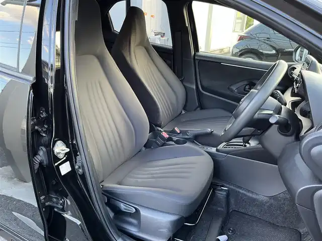 トヨタ ヤリス X 三重県 2022(令4)年 5.6万km ブラック 純正7インチディスプレイオーディオ/（ナビ/FM/AM/Bluetooth/USB/Miracast)/ETC/バックカメラ/スマートエントリー/スタートシステム/トヨタセーフティセンス（衝突回避支援パッケージ）/・プリクラッシュセフティ/・レーンディパーチャーアラート/・オートマチックハイビーム/・ロードサインアシスト/・セカンダリーコリジョンブレーキ/・先行車発進告知機能/ステアリングスイッチ/ヘッドレスト一体型ブラックファブリックシート/シートリフター(運転席)/電動格納ミラー/フロアマット/スペアタイヤ