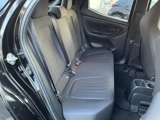 トヨタ ヤリス X 三重県 2022(令4)年 5.6万km ブラック 純正7インチディスプレイオーディオ/（ナビ/FM/AM/Bluetooth/USB/Miracast)/ETC/バックカメラ/スマートエントリー/スタートシステム/トヨタセーフティセンス（衝突回避支援パッケージ）/・プリクラッシュセフティ/・レーンディパーチャーアラート/・オートマチックハイビーム/・ロードサインアシスト/・セカンダリーコリジョンブレーキ/・先行車発進告知機能/ステアリングスイッチ/ヘッドレスト一体型ブラックファブリックシート/シートリフター(運転席)/電動格納ミラー/フロアマット/スペアタイヤ