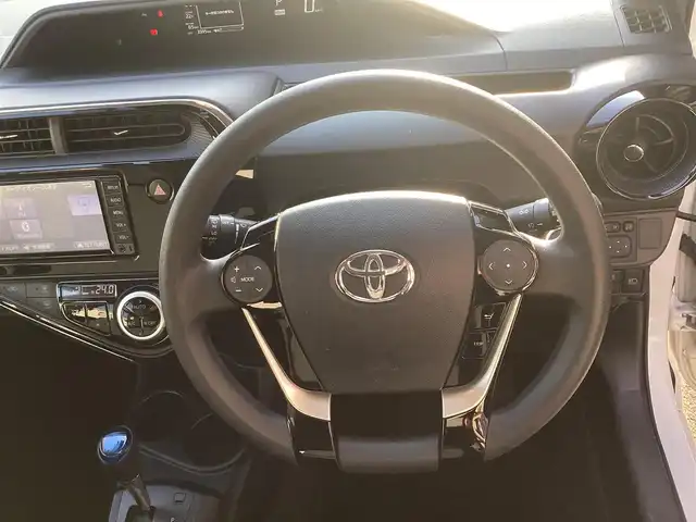 トヨタ アクア S 愛知県 2018(平30)年 0.4万km ホワイトパールクリスタルシャイン 純正SDナビ　/バックカメラ　/ステアリングスイッチ　/ドライブレコーダー　/スマートキー　/LEDヘッド　/PCS /LDA /AHB /Bluetoothオーディオ　/オートライト　