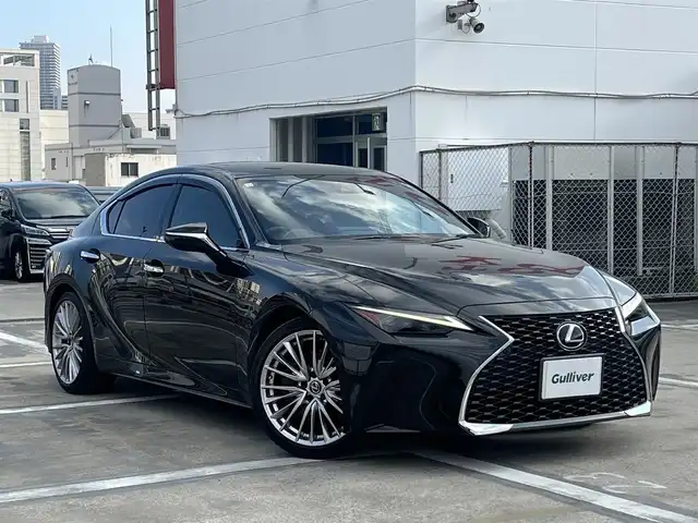 レクサス ＩＳ 300 バージョンL 広島県 2020(令2)年 5万km グラファイトブラックガラスフレーク 新車ワンオーナー/走行距離49103km（入庫時）/ムーンルーフ（メーカーオプション）/純正19インチ5本マルチスポークアルミホイール/3連フルLEDヘッドランプ/ダークローズレザーシート/運転席＆助手席/・パワーシート/・シートヒーター/・ベンチレーション/運転席ポジションメモリー/ブラック本木製革巻きコンビステアリングホイール/パドルシフト/ステアリングヒーター/純正メモリーナビ/・10.3インチタッチワイドディスプレイ/・フルセグテレビ/・バックモニター/・Blu-ray＆DVD＆CD再生可/・プレミアムサウンドシステム/ビルトインETC2.0/ドライブモードセレクト（ECO/NORMAL/SPORT）/セーフティシステムプラス/・プリクラッシュセーフティ/・レーントレーシングアシスト/・オートマチックハイビーム/・レーダークルーズコントロール/・ロードサインアシスト/・先行車発進告知機能/・ドライバー異常時対応システム/ブラインドスポットモニター/パーキングサポートブレーキ/フロアマット/スマートキー×2/カードキー/新車保証書有/取扱説明書有