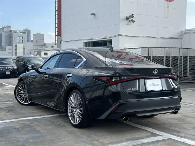 レクサス ＩＳ 300 バージョンL 広島県 2020(令2)年 5万km グラファイトブラックガラスフレーク 新車ワンオーナー/走行距離49103km（入庫時）/ムーンルーフ（メーカーオプション）/純正19インチ5本マルチスポークアルミホイール/3連フルLEDヘッドランプ/ダークローズレザーシート/運転席＆助手席/・パワーシート/・シートヒーター/・ベンチレーション/運転席ポジションメモリー/ブラック本木製革巻きコンビステアリングホイール/パドルシフト/ステアリングヒーター/純正メモリーナビ/・10.3インチタッチワイドディスプレイ/・フルセグテレビ/・バックモニター/・Blu-ray＆DVD＆CD再生可/・プレミアムサウンドシステム/ビルトインETC2.0/ドライブモードセレクト（ECO/NORMAL/SPORT）/セーフティシステムプラス/・プリクラッシュセーフティ/・レーントレーシングアシスト/・オートマチックハイビーム/・レーダークルーズコントロール/・ロードサインアシスト/・先行車発進告知機能/・ドライバー異常時対応システム/ブラインドスポットモニター/パーキングサポートブレーキ/フロアマット/スマートキー×2/カードキー/新車保証書有/取扱説明書有